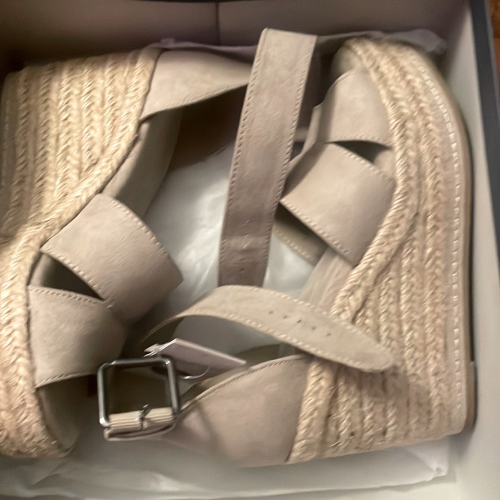 NWT Universal Thread Wedges